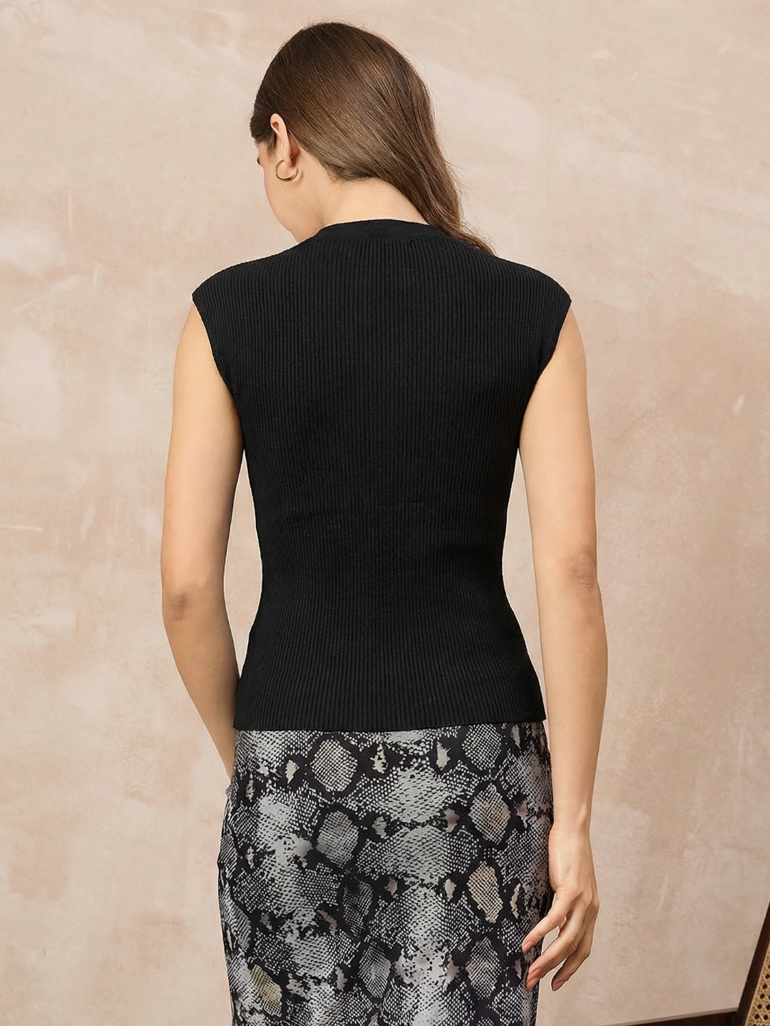 Stretchable Ribbed V-Neck Waistcoat